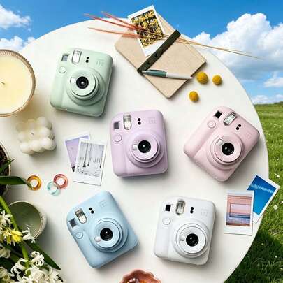 FujiFilm 미니 12 즉석 카메라: 최적화된 구도를 위한 시차 보정, 60mm 렌즈, 자동 노출 제어, 0.3~0.5m 접사 모드, 306g의 가벼운 본체로 다양한 촬영 환경에 적합합니다.