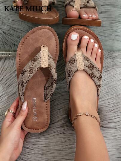 Dép xỏ ngón nữ Kate Michinch kiểu retro vintage thoải mái màu nâu, phù hợp cho nữ sinh viên đại học đi học, đi biển, dự tiệc Valentine, dép nữ màu nâu thanh lịch, nhẹ và thoáng khí, dép đế bằng màu kaki tối giản.