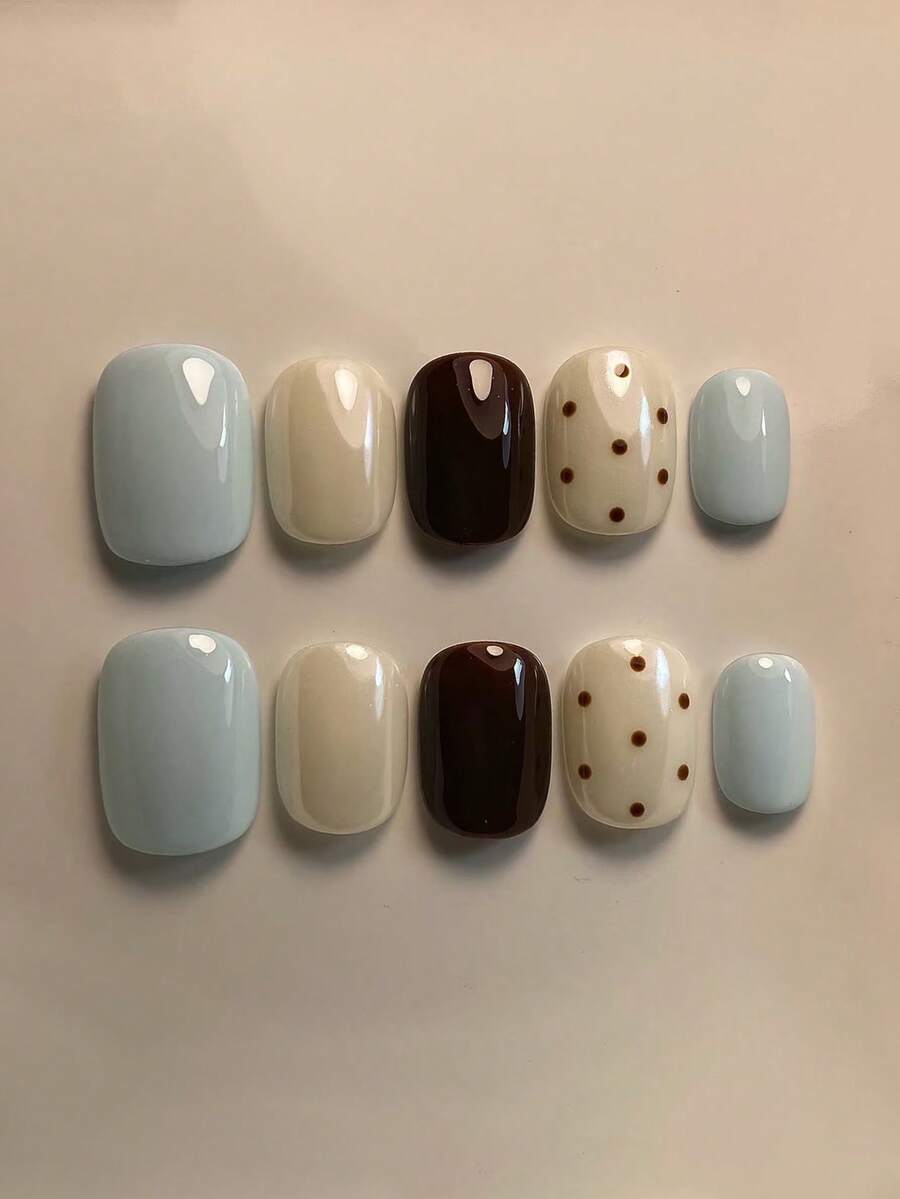 10片手工短橢圓藍色美甲貼片,優雅極簡黑白藍波點圖案,適合女性與女孩日常佩戴,適用春夏秋冬、節日與派對的手工穿戴甲 - 藍色 - 查看 1