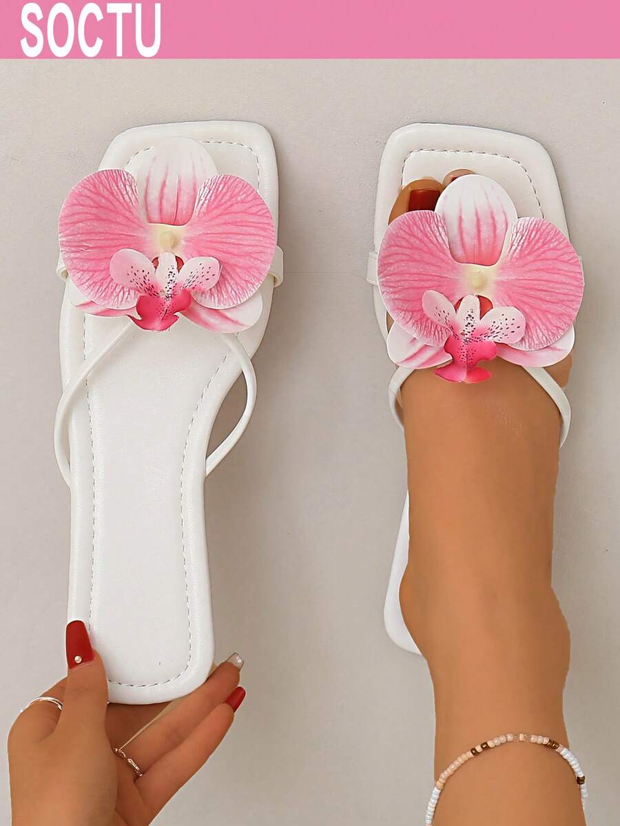 SOCTU Sandalias de dedo con clip de flor de orquídea de mariposa para mujer, sandalias planas de playa de punta cuadrada de estilo de vacaciones - Blanco - Ver 1