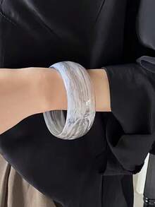 Brazalete retro personalizado de moda europea y americana, brazalete acrílico geométrico 3D exagerado de textura de resina semi-transparente y ancho redondo (variando en color, textura y profundidad, surtido al azar) - Gris - Ver 2