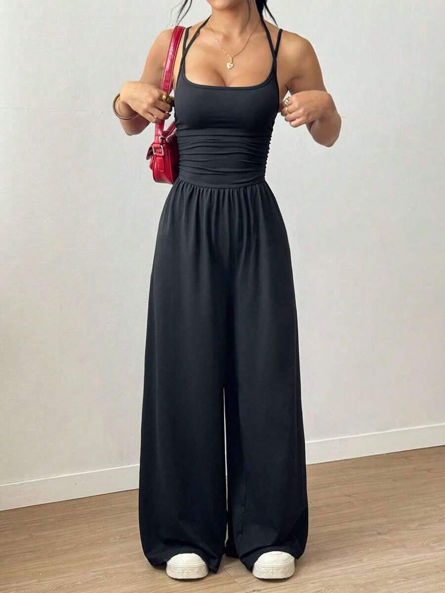 Mono informal de mujer, holgado, con pliegues y perneras rectas, top tipo halter de color liso estilo primavera/verano y pantalones que estilizan la cintura, ideal para el uso diario informal en la calle. - Negro - Ver 1