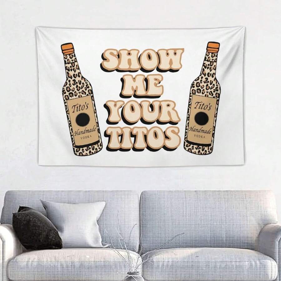 1 pieza Tapiz "Muéstrame tus Titos", tapiz divertido de Vodka Tito's con estampado de leopardo, decoración de habitación estética, tapiz para fiesta en dormitorio universitario, tapiz para dormitorio, tapiz para colgar en la pared, tapiz para mujeres, tapiz para hombres, tapiz para sala de estar, tapiz Y2K, tapiz estético, tapices, tapiz bohemio, tapiz divertido, tapiz, tapiz divertido para dormitorio, accesorios para habitación, decoración de habitación Y2K, banderas para dormitorio, decoración del hogar, bandera personalizada, papel tapiz despegable y adhesivo, banderas para habitación, Cutecore, bandera personalizada, país, pósteres para dormitorio, decoración de pared para sala de estar, decoración de pared para dormitorio