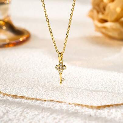 Colar Elegante de Luxo com Pingente de Trevo de Quatro Folhas de Zircônia Cúbica, Adequado para Joias Doces e Elegantes de Festa para Mulheres, Presente da Sorte, Acessório de Resort de Praia