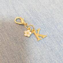 A-Z金色字母吊坠，饰以白色樱花，是春季樱花的最佳纪念品，Y2K风格，时尚精致。迷你字母吊坠小巧精致，适合装饰背包、钱包、手提包、单肩包。 - 彩色 - 查看 14