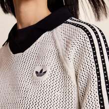 Áo Polo nữ adidas Originals KC6490, kiểu dáng rộng rãi, tay ngắn, chất liệu dệt kim móc. - trắng - Xem 3