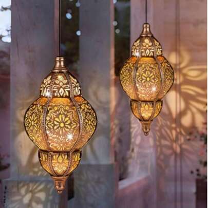 1 pieza Farol colgante marroquí vintage solar, luz de decoración exterior a prueba de agua de metal y hierro con gancho, lámpara de proyección de sombra hueca para crear ambiente para patio, jardín trasero, porche y decoración de jardín