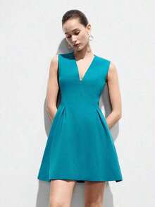 Vestido sin mangas azul cielo, diseño de cuello en V profundo, corte estructurado, silueta de línea A, tela crujiente, estilo moderno minimalista, ajuste ceñido, material ligero y suave, adecuado para reuniones de negocios, viajes casuales, eventos sociales en primavera/verano, que muestra sofisticación pulida y vitalidad juvenil, elegante y de moda. Diseño elegante, vestido de mujer de ajuste ceñido con cremallera y decoración de cuello en V sin mangas - Agua verde azul - Ver 4
