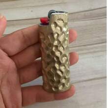 1 pieza Funda de encendedor de tamaño completo Bic J6 con estilo vintage, acabado metálico martillado y textura de meteorito - Funda de metal retro duradera para encendedor, cubierta de encendedor vintage minimalista a prueba de viento y resistente, accesorio de moda para encendedor - Multicolor - Ver 9