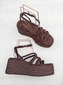 VIKIVIKI SHOES Women's Platform Espadrille-Style Sandals With A Crisscrossing Strap Design And Ankle Strap. This Summer Style Features A Raised Platform Made Of Braided Jute, Providing Comfortable Height And A Streamlined Silhouette. The Lightweight Construction Ensures A Perfect Fit With A Side Closure, Making Them Ideal For Everyday Wear. Their Modern, Minimalist Aesthetic Is Perfect For Vacations, The Beach, And Strolls. They Pair Beautifully With Dresses, Skirts, And Casual Chic Outfits For A Fresh And Elegant Feminine Look. - Quán cà phê - Xem 7