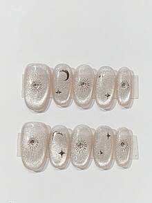 10 miếng dán móng tay thủ công, màu nền trắng ánh trăng nude với lớp nhũ bạc tinh tế, được trang trí bằng họa tiết mặt trời, mặt trăng và sao bằng giấy bạc, mang đến vẻ đẹp nhẹ nhàng và huyền bí, phù hợp với tông da ấm. - Bạc - Xem 3