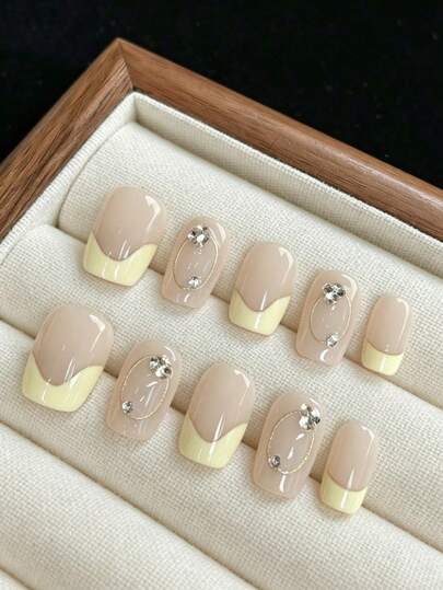 10片手工法式美甲贴纸，不对称白色边缘饰以金色线条，点缀少量水晶，短款按压式可重复使用可移除美甲贴纸，附赠工具包，适合日常佩戴或作为爱美女孩的圣诞/节日礼物，假指甲