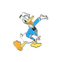 Bộ 1 huy hiệu cài áo tráng men chính thức của Disney hình Mickey và những người bạn, gồm Mickey Mouse, Minnie Mouse, Donald Duck và Daisy Duck. Huy hiệu sưu tầm dùng để cài lên ba lô, áo khoác, mũ và túi xách. Phụ kiện thời trang và quà tặng lý tưởng cho người hâm mộ Disney. - Nhiều màu - Xem 9