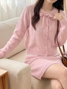 JIANHU Bộ đồ dệt kim màu hồng pastel - Áo khoác cardigan và chân váy ngắn mùa xuân/hè, trang trí bằng thêu trắng và điểm nhấn vàng | Thích hợp cho các buổi ăn trưa và tiệc ngoài trời | Ấm áp và đa năng, cũng thích hợp cho các bữa tiệc Giáng sinh, năm mới và mặc hàng ngày. - Hồng - Xem 10
