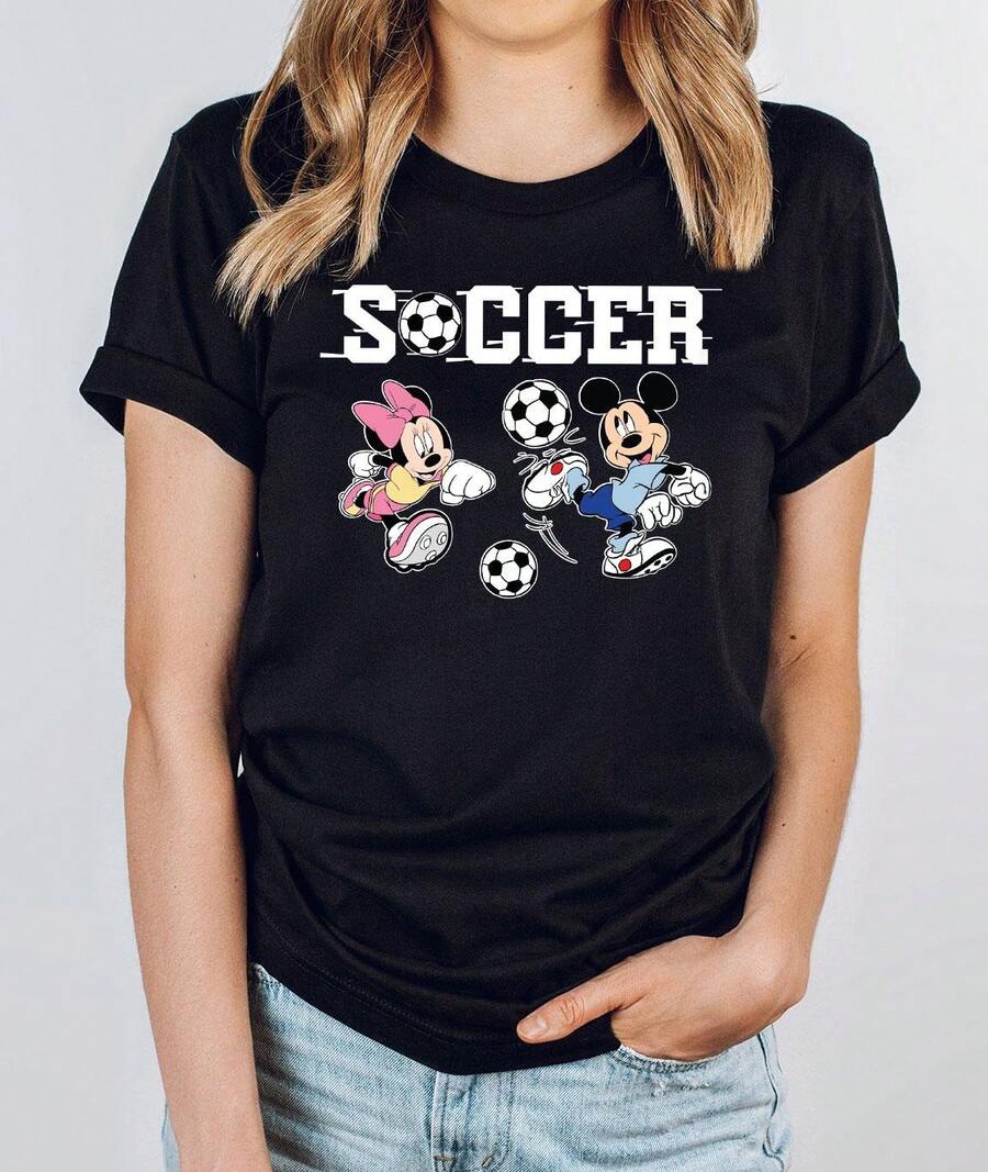 (Authorized By Disney. Mickey Mouse) Disney Football Design, Mickey And Minnie Are Wearing Sports Shoes To Play Football Vigorously, And The Capital Word "SOCCER" Is Printed On It, In Which The Letter "O" Is Replaced By A Football Pattern. A Group Of Elegant Ladies And Ladies Pure Cotton T-Shirts Are Made Of Soft, Comfortable And Breathable Fabrics, Which Are Suitable For Daily Wear, Shopping, Travel, Parties And Home Use. Clothes Of The Same Style For Men And Women, As Well As Lovers' Styles, Are Also Suitable As Exquisite Gifts. Every Woman Should Have One. - 黑色 - 查看 1