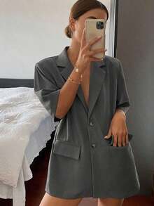 Blazer Oversize Mujer Color Gris Antracita Premium, Cuello Solapa Blazer Clásico, Manga Corta Holgada Deslizante, Diseño Mini Vestido Largo Entallado, Bolsillos Frontales Grandes Decorativos, Botones Frontales Simples, Tejido Suave Antiarrugas Transpirable, Estilo Casual Urbano Minimalista Ideal Para Looks Diarios, Outfits Relajados Y Combinaciones De Vestimenta Moderna - Gris - Ver 1