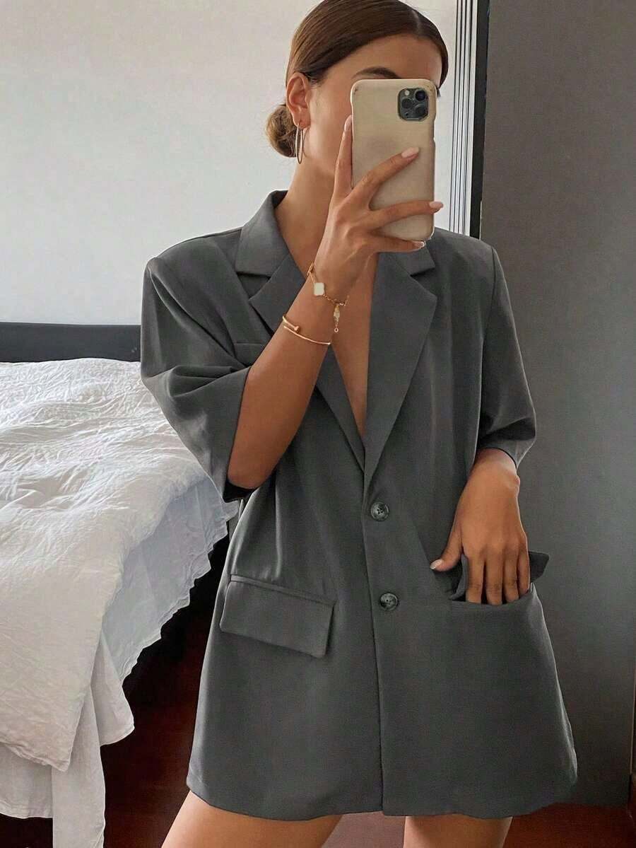 Blazer Oversize Mujer Color Gris Antracita Premium, Cuello Solapa Blazer Clásico, Manga Corta Holgada Deslizante, Diseño Mini Vestido Largo Entallado, Bolsillos Frontales Grandes Decorativos, Botones Frontales Simples, Tejido Suave Antiarrugas Transpirable, Estilo Casual Urbano Minimalista Ideal Para Looks Diarios, Outfits Relajados Y Combinaciones De Vestimenta Moderna - Gris - Ver 1