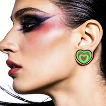 2 piezas Túneles de oreja con corazón bicolor, dilatadores de oreja de acero inoxidable hipoalergénicos, accesorios de perforación corporal de estilo dulce y fresco color verde oscuro - amar - Ver 7