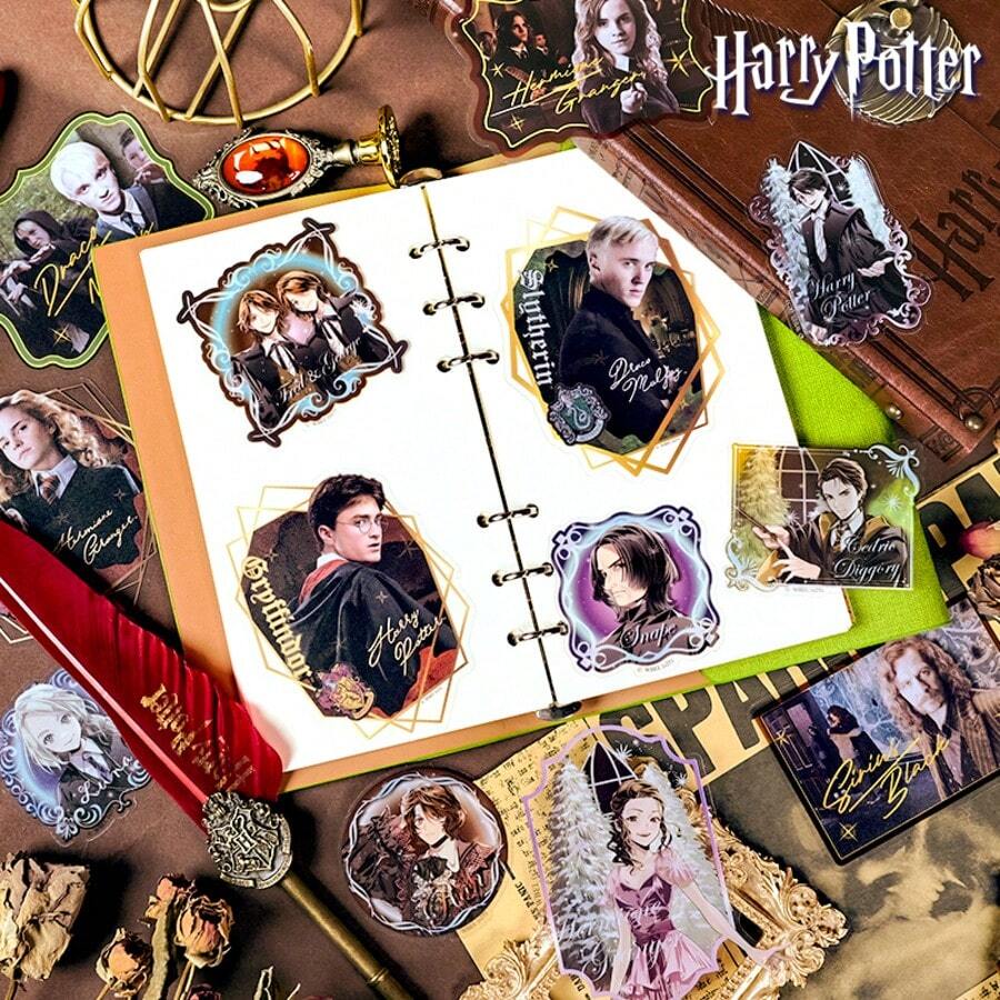 Harry Potter 1套PET材质贴纸,包含哈利、赫敏、罗恩、马尔福、伏地魔、斯内普等角色,金色箔片透明防水设计,永恒系列、活点地图系列、闪亮徽章系列透明贴纸,创意贴纸,防水自粘创意人物贴纸,适用于笔记本电脑、手机、剪贴簿、收藏品、节日和生日礼物。 - A - 查看 1