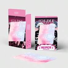 92张L〇MO卡片套装，全新专辑周边贴纸和照片LOMO卡片（60张照片卡，32张贴纸），适合装饰日记本、照片墙，是送给朋友的完美礼物，也是粉丝收藏品。 - 彩色 - 查看 1