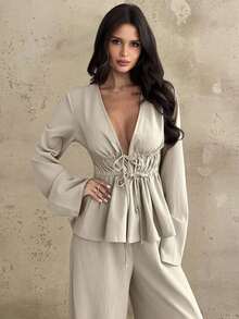 Conjunto casual elegante de dos piezas para mujer, compuesto por blusa de cuello en V, manga larga acampanada, cintura plisada fruncida con cordón ajustable y bajo de volante, y pantalones wide leg largos de color sólido a juego.Tela suave y fluida, corte favorecedor versátil, ideal para uso diario y salidas informales. - Caqui - Ver 7