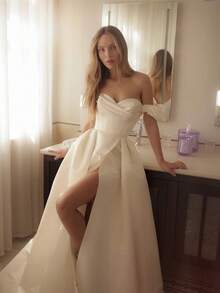 Ivory White Off The Shoulder Sweetheart Neck Bridal Wedding Dress For Bride, Premium Heavy Smooth Structured Satin Fabric, Pleated Draped Structured Boned Corset Bodice, High Waist Oversize Voluminous Ball Gown Skirt With Front High Thigh Slit, Back Vertical Pearl Button & Crisscross Lace-Up Closure, Floor Length Soft Watteau Train, Elegant Vintage Royal Romantic Minimalist Old Money Aesthetic Luxurious Classic Timeless Bridal Couture, Ideal For Indoor Grand Palace Church Wedding, Outdoor Manor Garden Bridal Ceremony, Civil Wedding, Engagement Banquet, Pre-Wedding Portrait Indoor & Outdoor Photoshoot, Bridal Gala Evening Formal Occasion, All Season Versatile Premium Bridal Attire, 2026 New Arrival  Designer Luxury Bridal Fashion - 白色 - 查看 1