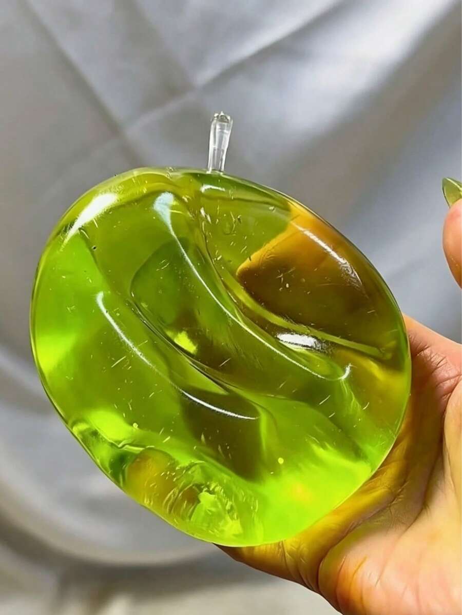 這款水晶蘋果擁有柔和色彩、超薄外皮,觸感光滑柔軟。它既可作為可擠壓的壓力球,也是觸覺感官玩具,非常適合放在辦公桌上展示,更是絕佳的辦公室紓壓禮物。 - 水晶蘋果 - 查看 1