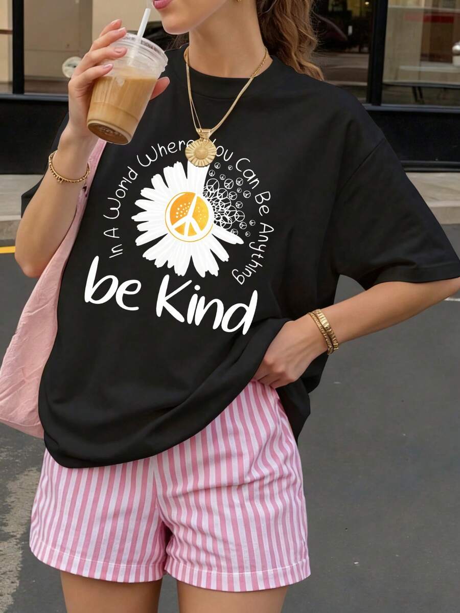 Camiseta Negra con Estampado de Margarita y Frase Be Kind para Ocio Casual - Negro - Ver 1