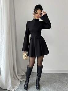Vestido mini elegante para mujer de invierno con cuello alto, manga acampanada y bajo plisado en color liso - verde menta - Ver 9