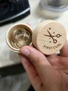 婴儿必备，新生儿礼物，送给新手爸妈的完美礼物，便携式头发收纳盒，天然榉木宝宝第一缕头发纪念盒，珍藏最初记忆，简约轻巧设计 - 剪刀款小木盒 - 查看 3