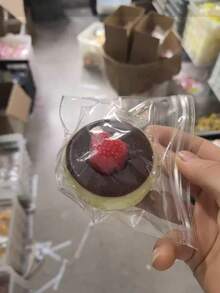 1个草莓/蓝莓慕斯奶油挤压玩具，逼真的蛋糕面团质感，成人减压玩具，柔软慢回弹挤压感官玩具，慢回弹压力球，柔软奶油蛋糕玩具，压力释放球，减压礼物，非常适合节日、生日、圣诞节和派对，柔软海绵质感 - 多色 - 查看 7