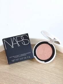 NARS [Mini] بودرة إضاءة مضيئة #Angel Rose Gold 2g / إضاءة عالية الأداء / إشراق ساطع يلتقط توهجاً مضيئاً، بودرة إضاءة عالية الأداء توفر تأثيراً مضيئاً ساحراً، يمكن استخدامها على عظام الخدين وعظام الحواجب وجسر الأنف أو أي منطقة تريد عكس الضوء فيها - #ذهب وردي سماوي 2 غرام - مشاهدة 5