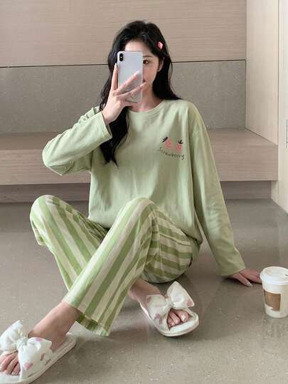 Livesso 两件套女士休闲草莓印花长袖上衣和长裤家居服套装，适合春、夏、秋、冬穿着，舒适保暖。
