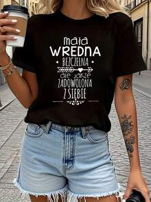 Camiseta de mujer de cuello redondo para primavera y verano con un pequeño estampado de letras humorísticas y traviesas en polaco - Negro - Ver 2