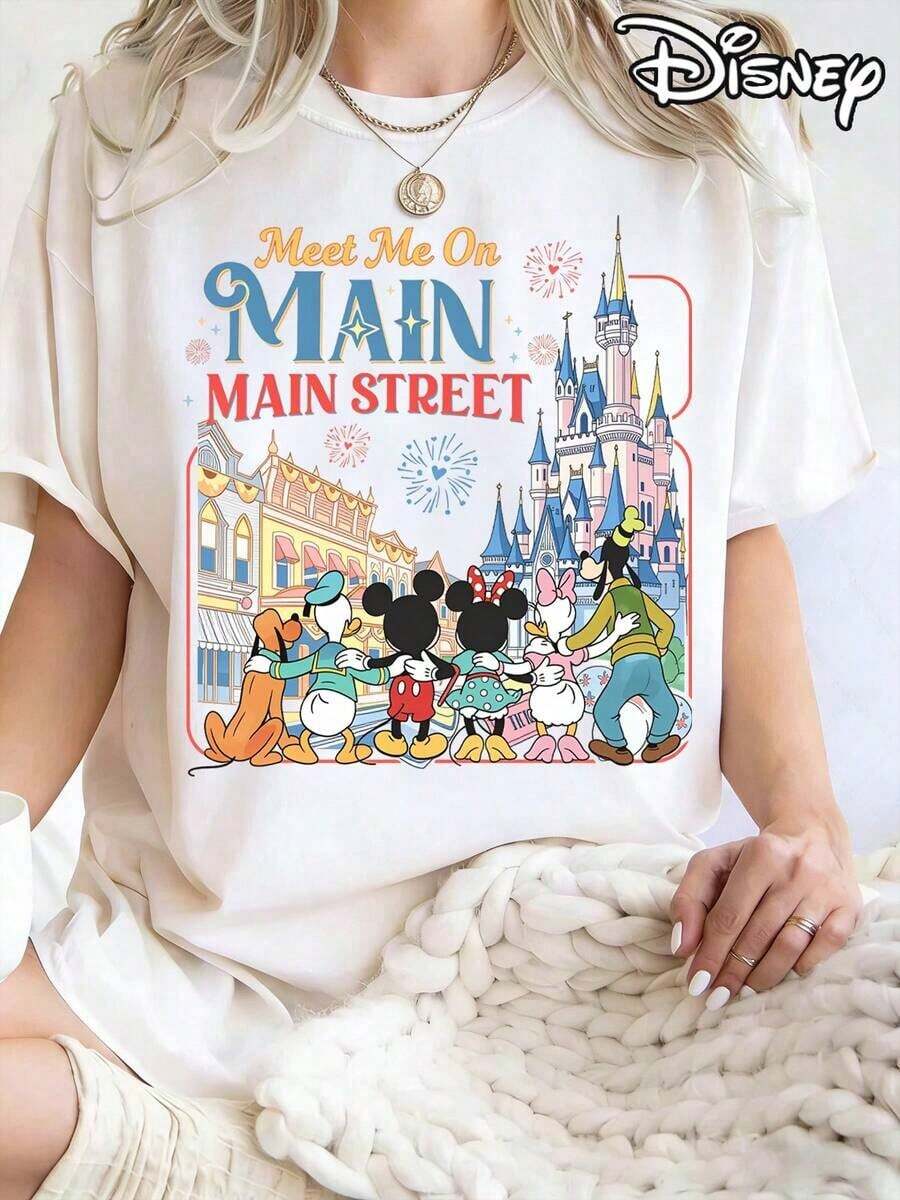 This Disney-Licensed Women's Summer Cotton T-Shirt Features Disney Character Prints On The Front, Themed Around Disney's 2026 Journey, Creating A Lively Party Atmosphere. Perfect For Taking Photos At Disney Parks, As A Travel Souvenir, Or For Everyday Casual Wear. A Disney Family Travel Set, It Also Makes An Ideal Valentine's Day Gift For Friends And Family. Women's Clothing, A New Spring Style, Comfortable And Skin-Friendly, Suitable For Outdoor Wear. - trắng - Xem 1