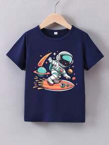Camiseta infantil masculina com estampa de foguete e astronauta, manga curta e modelagem casual. Ideal para o dia a dia no verão. 100% Algodão - Azul Marinho - Visão 2