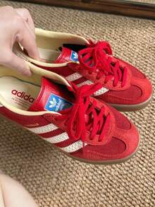 Adidas حذاء رياضي أديداس أوريجينالز غزال إندور للجنسين، إصدار محدود من الجلد، بتصميم كلاسيكي عصري منخفض، باللونين الأحمر والأبيض (IF1808) - الأحمر والأبيض - مشاهدة 3