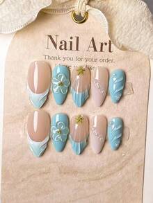 10 piezas de uñas postizas de almendra hechas a mano, estilo francés en color verde azulado con tallado de ondas de agua sobre una base nude. Las puntas francesas están pintadas a mano en verde azulado con un degradado blanco a azul. Estas uñas están hechas a mano con patrones estereoscópicos 3D de conchas, ondas de agua y tallados transparentes, acentuados con perlas blancas y decoraciones de estrellas de mar doradas. - Azul menta - Ver 9