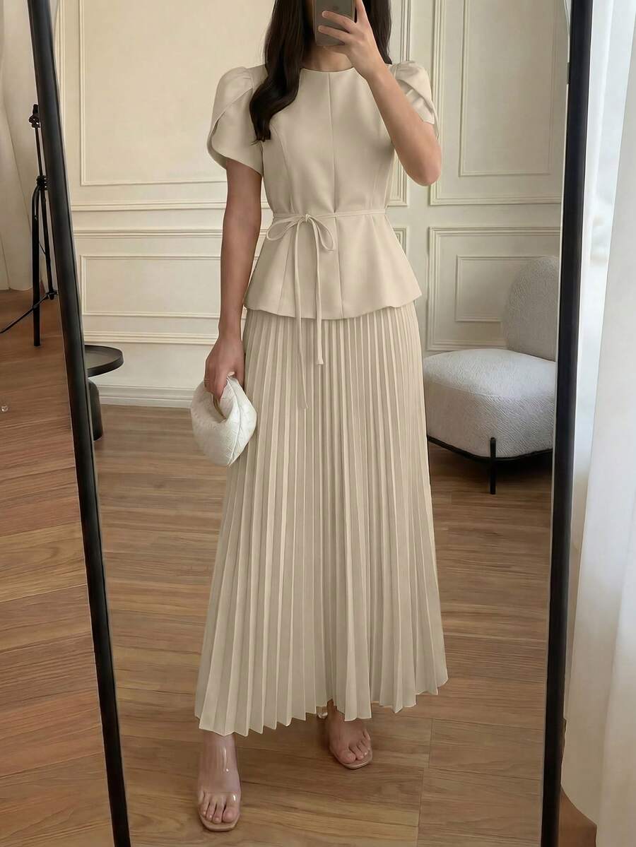 Bộ đồ nữ thanh lịch màu kaki gồm áo tay cánh hoa và chân váy xếp ly, thắt eo, thích hợp cho dự tiệc cưới, đi chơi hàng ngày và hẹn hò mùa hè. - Màu kaki nhạt - Xem 1