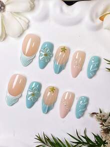 10 piezas de uñas postizas de almendra hechas a mano, estilo francés en color verde azulado con tallado de ondas de agua sobre una base nude. Las puntas francesas están pintadas a mano en verde azulado con un degradado blanco a azul. Estas uñas están hechas a mano con patrones estereoscópicos 3D de conchas, ondas de agua y tallados transparentes, acentuados con perlas blancas y decoraciones de estrellas de mar doradas. - Azul menta - Ver 3
