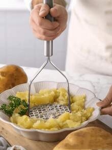 1 pièce Presse-purée robuste, usage commercial et domestique, manche antidérapant, en acier inoxydable, facile à nettoyer, convient pour les pommes de terre, les patates douces, les ignames, les citrouilles, les fruits, les haricots et les bananes. Un choix idéal pour les cuisiniers à domicile et les chefs professionnels, presse-purée/passoire, ustensile de cuisine essentiel, manche ergonomique, ustensiles de cuisine durables - Voir 2