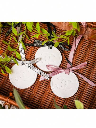 1pc Decorative Hanging Gypsum Aroma Stone Air Freshener, Carved Fragrance Plaque Car Hanging Accessory, Essential Oil Diffuser Stone, Mini Portable Long-Lasting Deodorizer, Air Freshener For Car Interior/Bedroom/Wardrobe/Study/Shoe Cabinet/Bathroom/Dorm, Suitable For New Car Fragrance/Home Fragrance/Holiday Gift/Birthday Gift/All Season Fragrance Decor