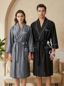 1 Peça Roupão de Cetim Personalizado Longo para Homens, Roupão de Seda, Roupa de Dormir, Roupão de Cetim para Mulheres, Roupão de Loungewear de Colarinho Xale de Seda Texturizada com Mangas 3/4, Roupão de Comprimento Médio para SPA, Macio e Confortável, Comprimento até o Joelho, Roupa de Dormir Decorativa de Outono, Casamento, Acessórios de Casamento, Presente para Dama de Honra, Essencial de Praia, Toalha de Volta às Aulas, Adequado para Salão, Hotel, Esportes, Artigos para o Lar, Toalhas, Cuidados com a Pele - Multicolorido - Visão 3