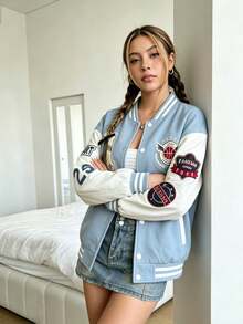 Chaqueta universitaria de dos tonos con parche de letras - Celeste - Ver 4