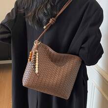 Bolso pequeño tejido retro coreano para mujer, nuevo bolso tipo cubo sencillo para otoño e invierno 2026, versátil para ir al trabajo, bolso de hombro y bandolera. - Negro - Ver 5