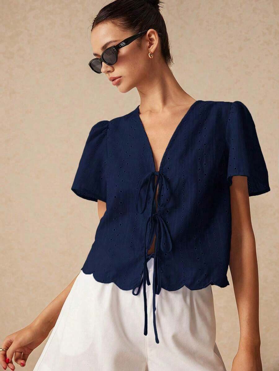 Blusa corta de mujer azul marino con bordado de ojales, cuello en V, lazo frontal, mangas cortas abullonadas y bajo festoneado. - Azul marino - Ver 1