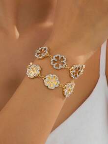 Set Gelang Wanita Minimalis Modis dengan Hiasan Berlian Imitasi Motif Daun Semanggi, 2 Buah, Aksesori Tangan Berlapis yang Cocok untuk Pakaian Sehari-hari Saat Beraktivitas - Yellow Gold - View 2