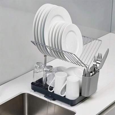 Giá đựng chén đĩa 2 tầng kèm chổi quét, chất liệu ABS dày dặn và kim loại, chịu lực tốt, tiết kiệm không gian trên mặt bàn bếp, kiểu dáng tối giản hiện đại, cấu trúc bền chắc, rất tiện dụng.
