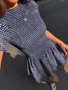 Vestido mini romántico para playa y vacaciones, con cuello redondo elástico, mangas de pétalos y dobladillo en línea A, en tela escocesa roja - Blanco y Negro - Ver 6