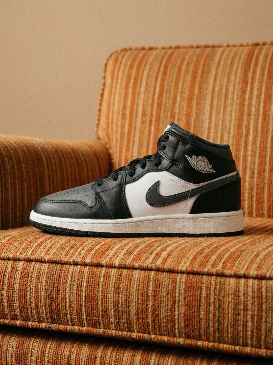 Giày thể thao nữ Air Jordan 1 Mid, nhẹ, êm ái, thoáng khí, đế dày, có logo, thân thiện với da, đa năng, phù hợp đi làm hàng ngày, tập gym, đi chơi, thư giãn, du lịch, hẹn hò. Màu đen DQ8423-010 - Đen/Trắng đỉnh/Tối - Xem 1